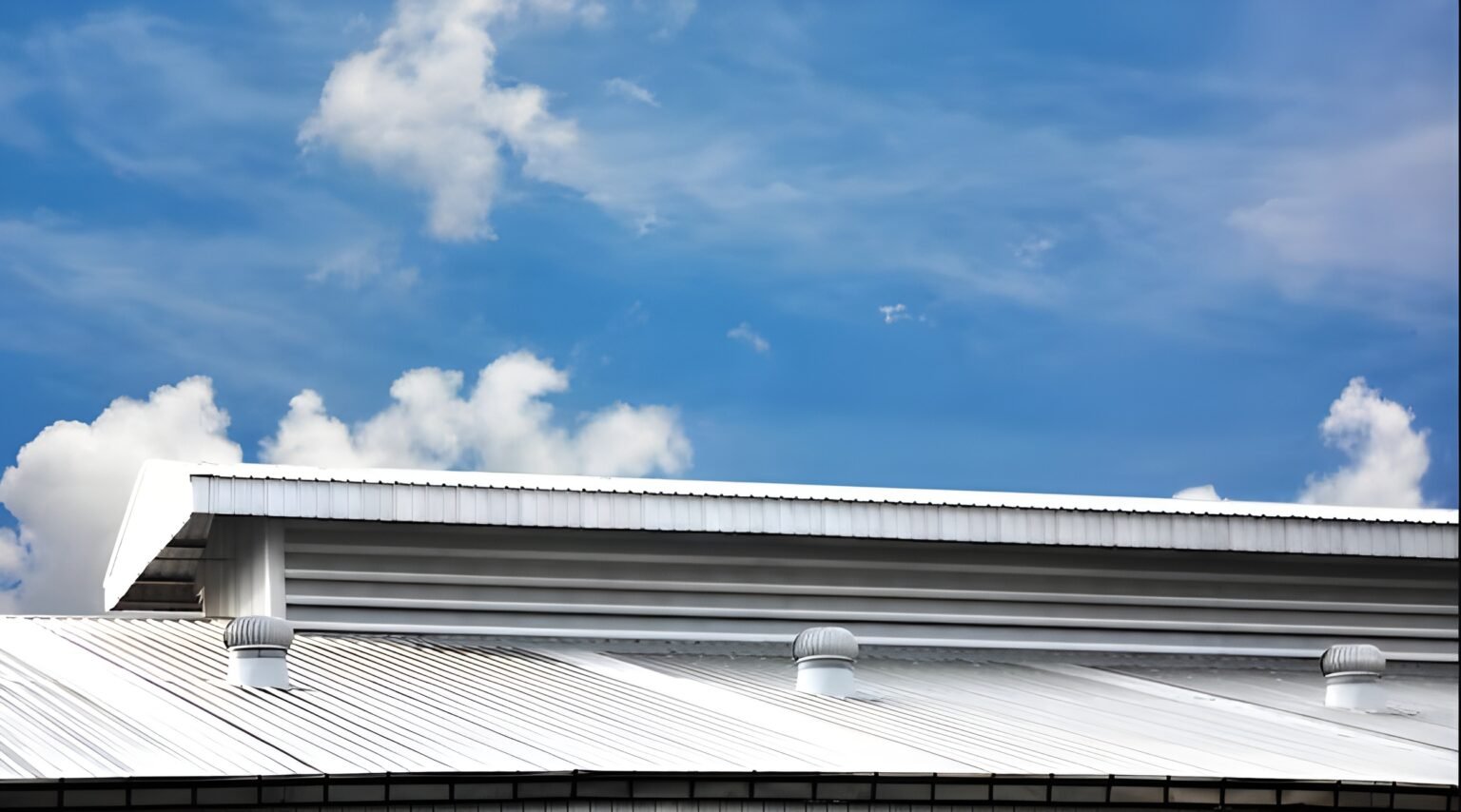 White roof of a commercial building. Commercial roofer in Hardeeville